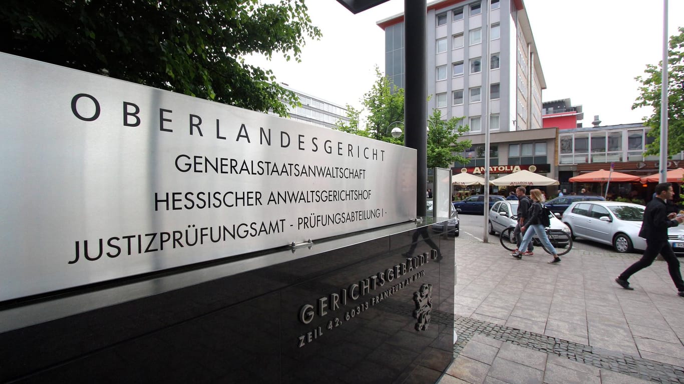 Ein Eingang des Oberlandesgericht (Symbolbild): In Frankfurt am Main wurde einem 16-Jährigen die Impfung erlaubt, obwohl seine Mutter dagegen war.