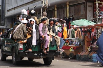 Taliban kontrollieren die Kabuler Straßen (Symbolbild): Seit der Machtübernahme durch die Taliban in der afghanischen Hauptstadt hat sich die wirtschaftliche Situation dramatisch verschärft.