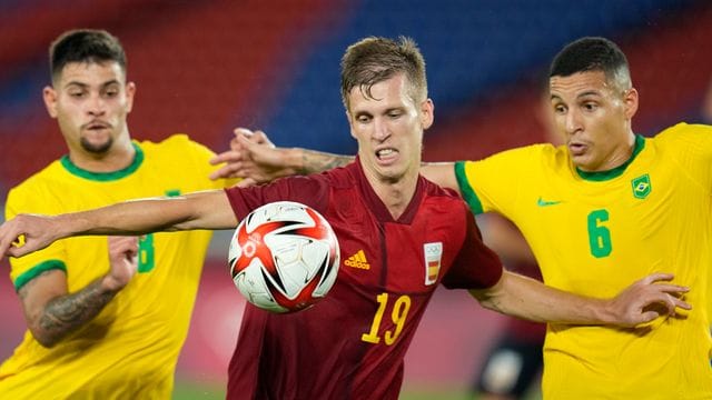 Dani Olmo (M) vom RB Leipzig in Aktion