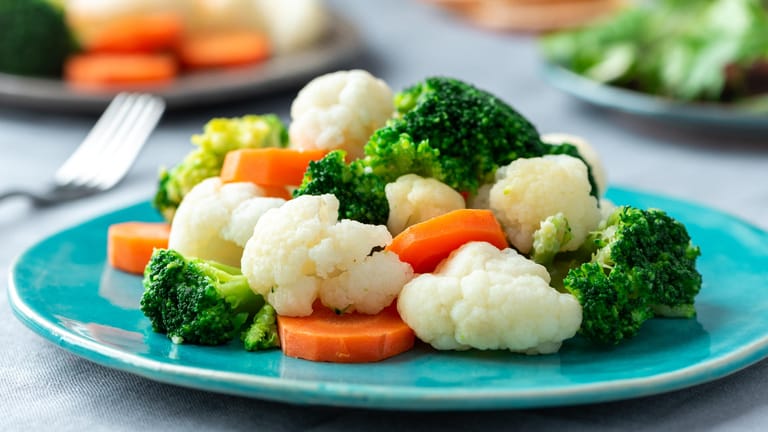 Egal, ob Gemüse, Fisch oder Fleisch: In einem praktischen Dampfgarer können Sie Ihre Lebensmittel schonend bissfest garen.