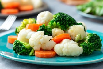 Egal, ob Gemüse, Fisch oder Fleisch: In einem praktischen Dampfgarer können Sie Ihre Lebensmittel schonend bissfest garen.
