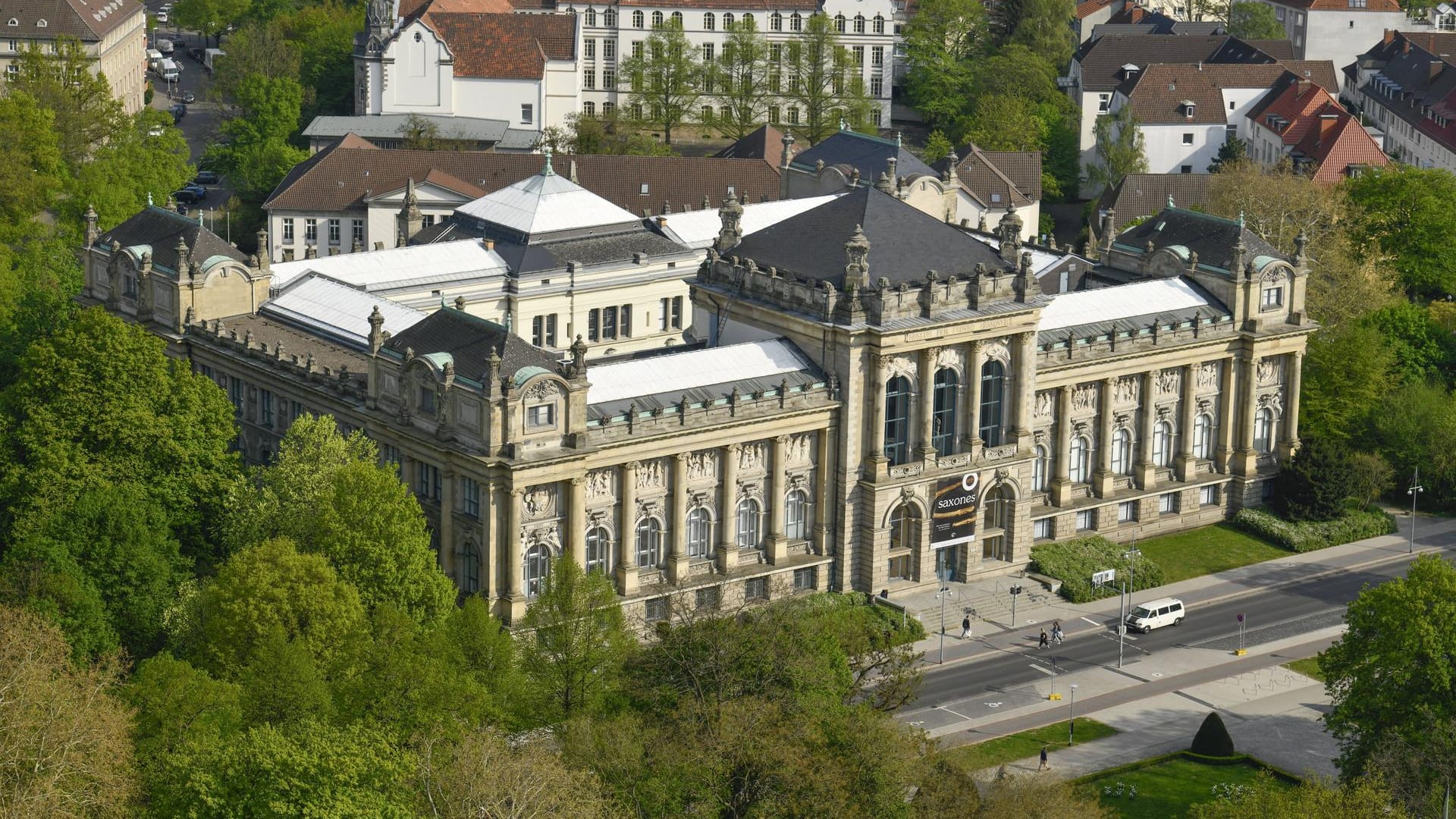Das Niedersächsische Landesmuseum in Hannover (Archivbild): Der Verunglückte musste mit einer Drehleiter vom Dach befördert werden. Das Niedersächsische Landesmuseum in Hannover (Archivbild): Der Verunglückte musste mit einer Drehleiter vom Dach befördert werden.