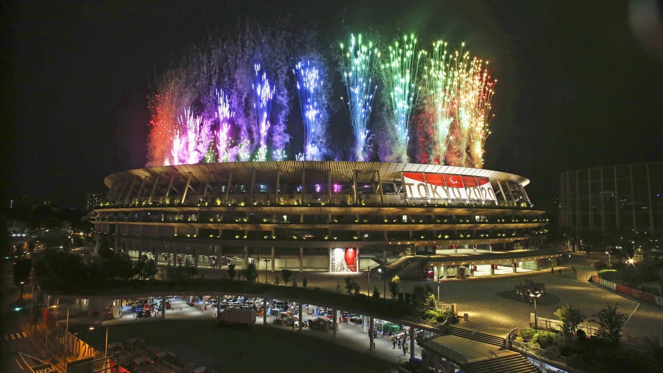 Feuerwerk bei der Eröffnungszeremonie der Paralympics im Nationalstadion von Tokio.