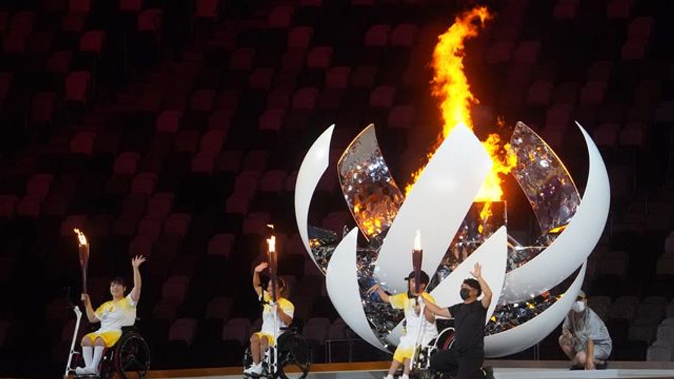 Die Spiele können beginnen: Das paralympische Feuer in Tokio brennt.
