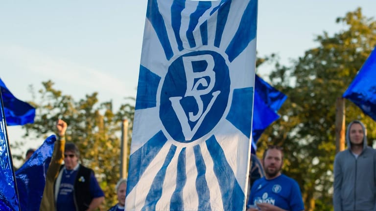 Fans des Bremer SV halten einen Banner (Archivbild): Einige der Klub-Anhänger lieferten sich eine Auseinandersetzung mit der gegnerischen Mannschaft.