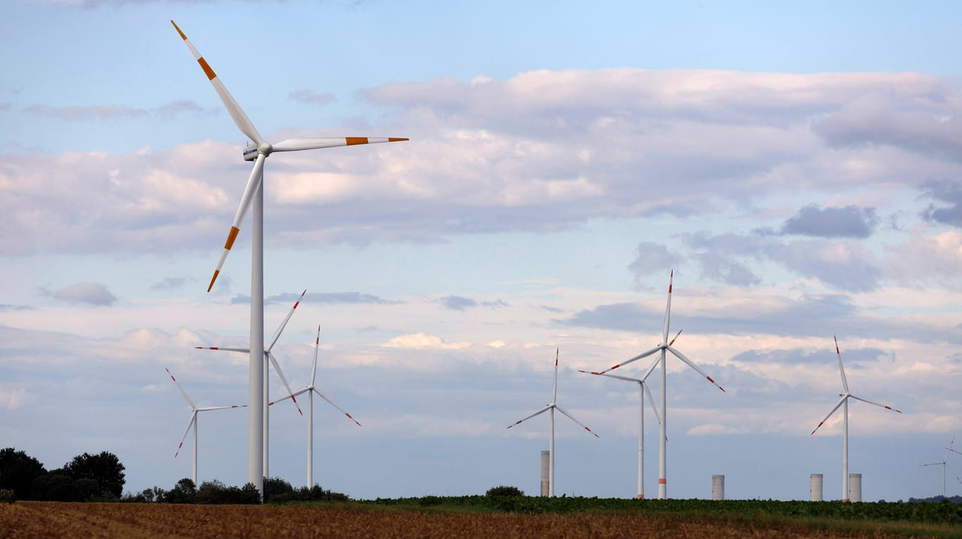 Windräder in Nordrhein-Westfalen: Mit einer neuen Initiative will die Bundesregierung international für mehr Klimaschutz sorgen (Symbolbild).