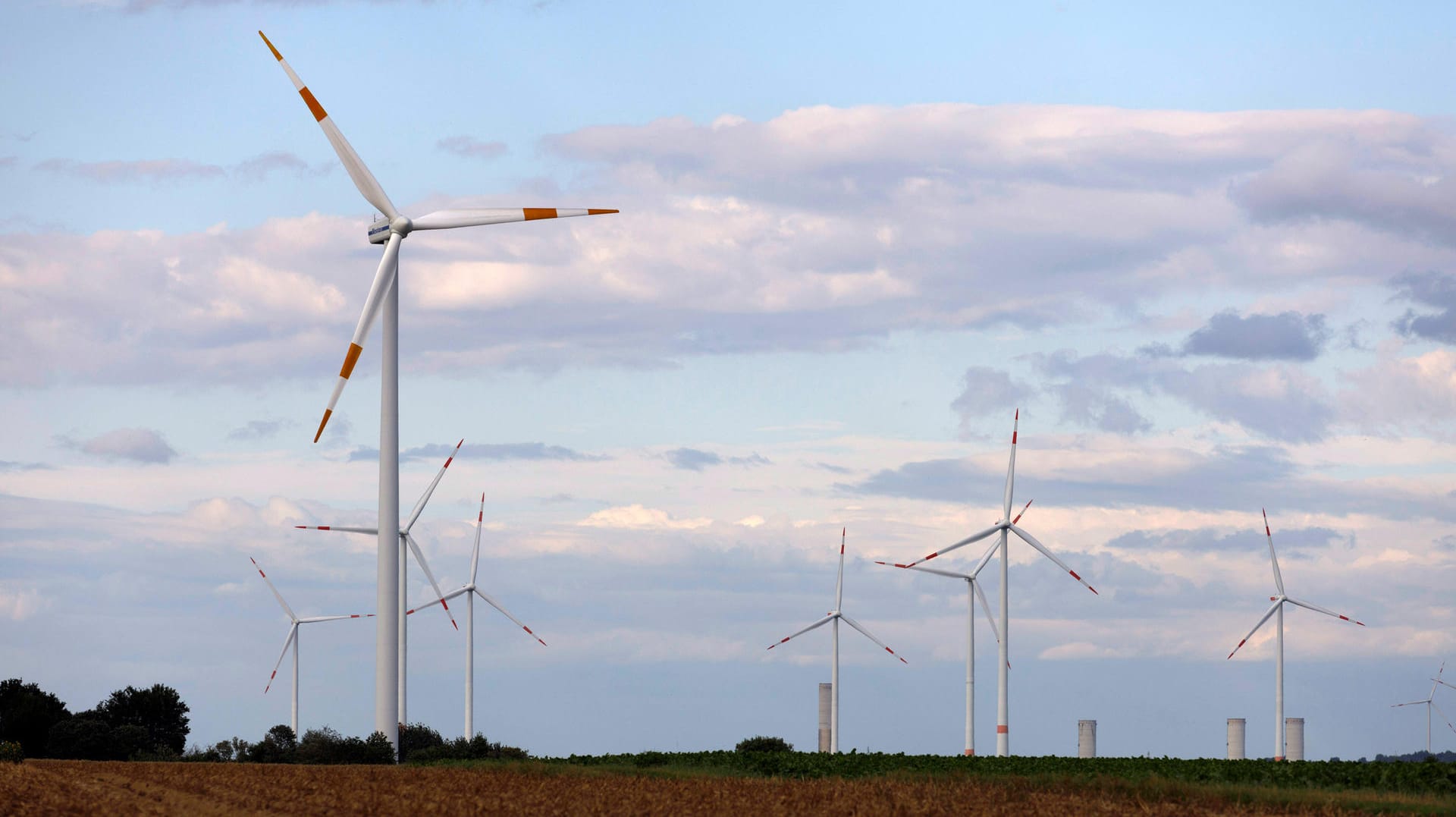 Windräder in Nordrhein-Westfalen: Mit einer neuen Initiative will die Bundesregierung international für mehr Klimaschutz sorgen (Symbolbild).