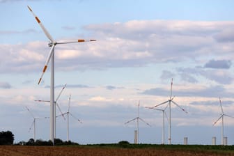 Windräder in Nordrhein-Westfalen: Mit einer neuen Initiative will die Bundesregierung international für mehr Klimaschutz sorgen (Symbolbild).