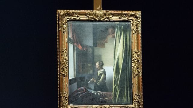 Das teilrestaurierte Gemälde "Brieflesendes Mädchen am offenen Fenster" von Johannes Vermeer im Mai 2019 in der Gemäldegalerie Alte Meister. Das teilrestaurierte Gemälde "Brieflesendes Mädchen am offenen Fenster" von Johannes Vermeer im Mai 2019 in der Gemäldegalerie Alte Meister.