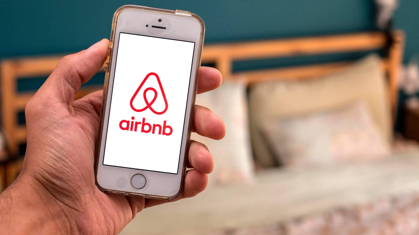 Ein Handy mit geöffneter Airbnb-App (Symbolbild): Das Portal will geflüchteten Afghanen in den USA und in anderen Ländern zu einer kostenlosen Unterkunft verhelfen.