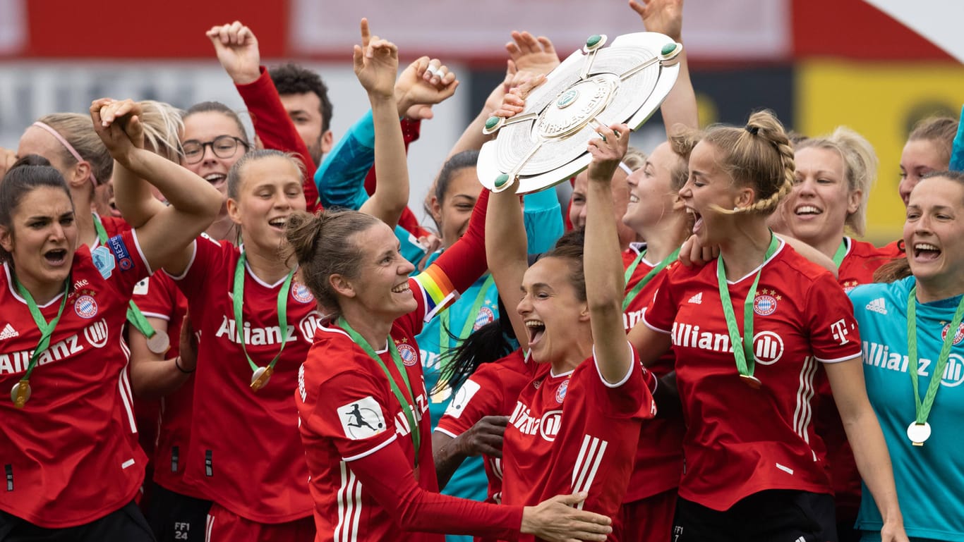 Die neue Saison steht an: Kann der FC Bayern um Kapitänin Lina Magull (Foto, mit Meisterschale) den Titel verteidigen?