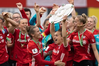 Die neue Saison steht an: Kann der FC Bayern um Kapitänin Lina Magull (Foto, mit Meisterschale) den Titel verteidigen?
