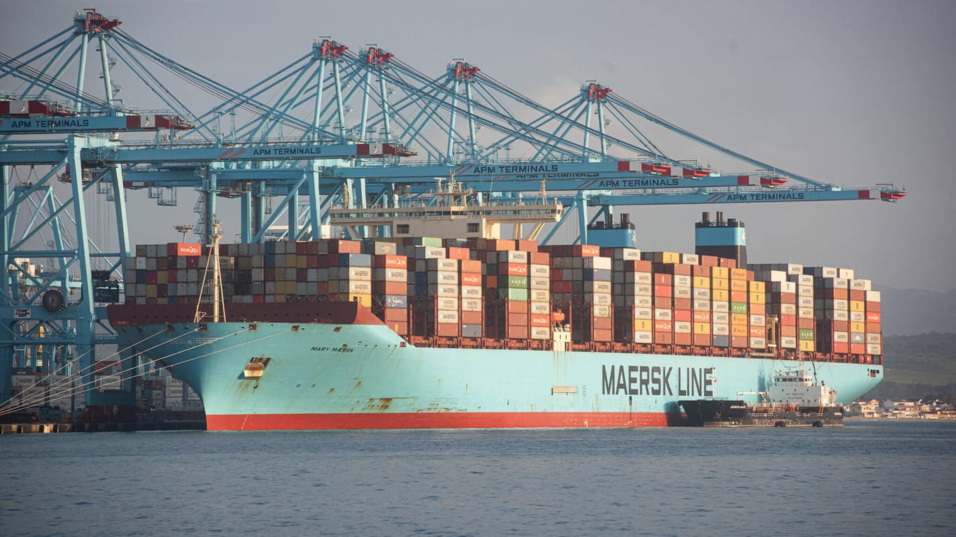 Ein Containerschiff im spanischen Hafen Algeciras (Symbolbild): Die Firma Maersk kauft acht neue Schiffe, die mit grünem Methanol fahren.