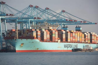 Ein Containerschiff im spanischen Hafen Algeciras (Symbolbild): Die Firma Maersk kauft acht neue Schiffe, die mit grünem Methanol fahren.