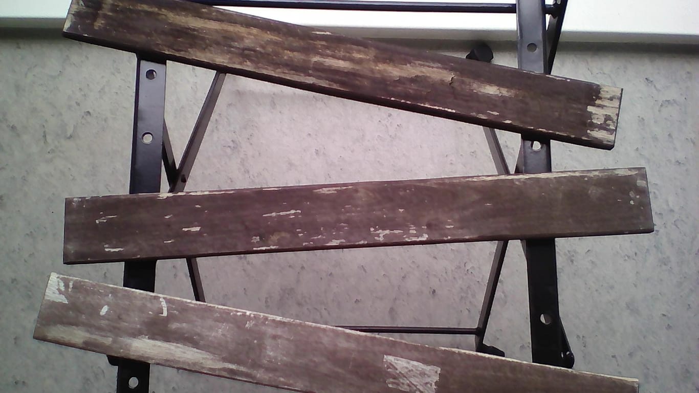 Holzsitzleisten: Sie werden morsch, wenn sie nicht vor der Witterung geschützt werden.
