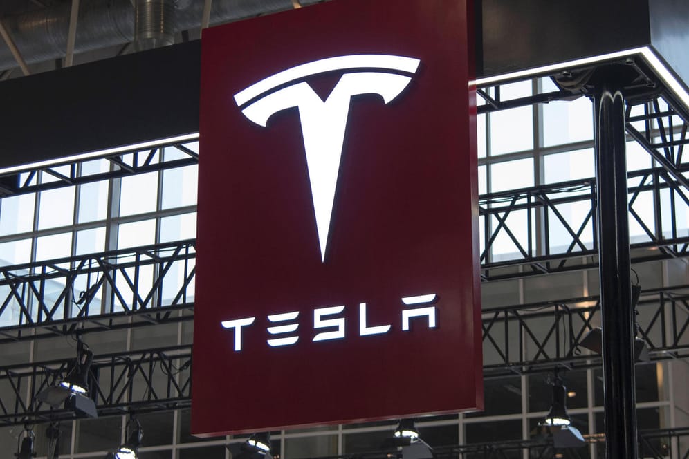 Tesla-Logo an einem Messestand in China (Symbolbild): Der Autohersteller will auch auf dem Energiemarkt mitreden und bietet nun einen Stromtarif in Deutschland an.