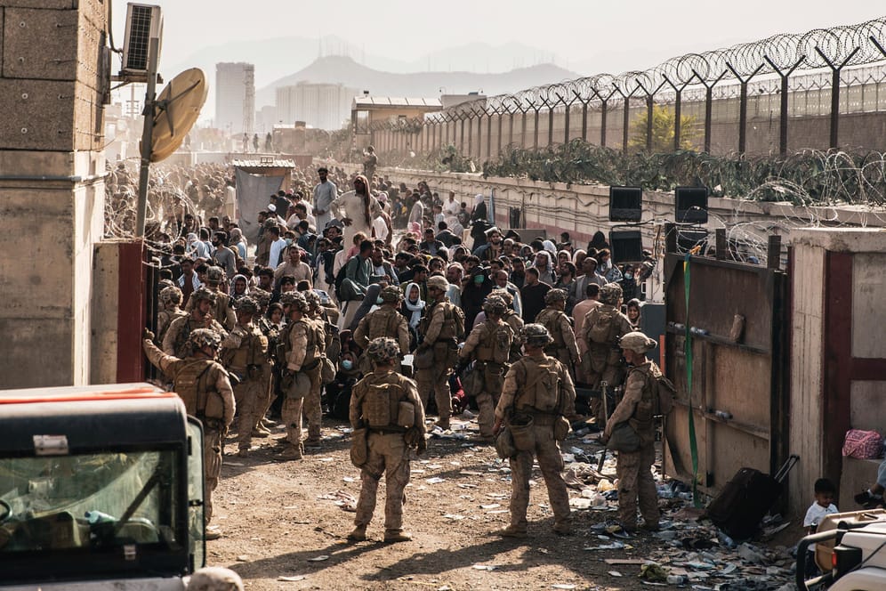 US-Soldaten sichern den Flughafen in Kabul: "Es könnte jederzeit vorbei sein", so ein Vertreter Frankreichs mit Blick auf das internationale Bangen um eine Verlängerung des Rettungseinsatzes.