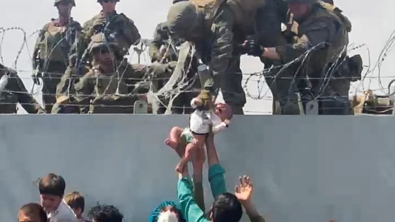 Dramatische Szenen aus Kabul: Ein Baby wird über die Mauer des Flughafens in die Hände von US-Soldaten übergeben.