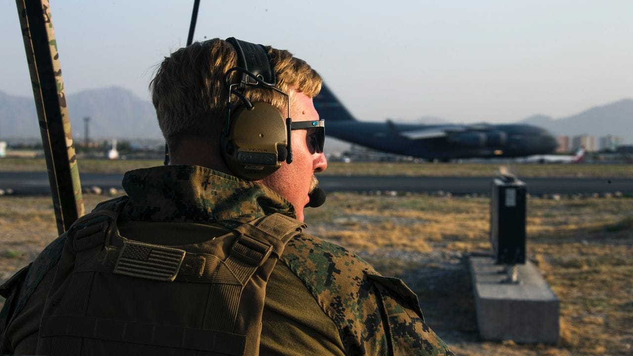 Ein US-Soldat auf dem Gelände des Kabuler Flughafens.