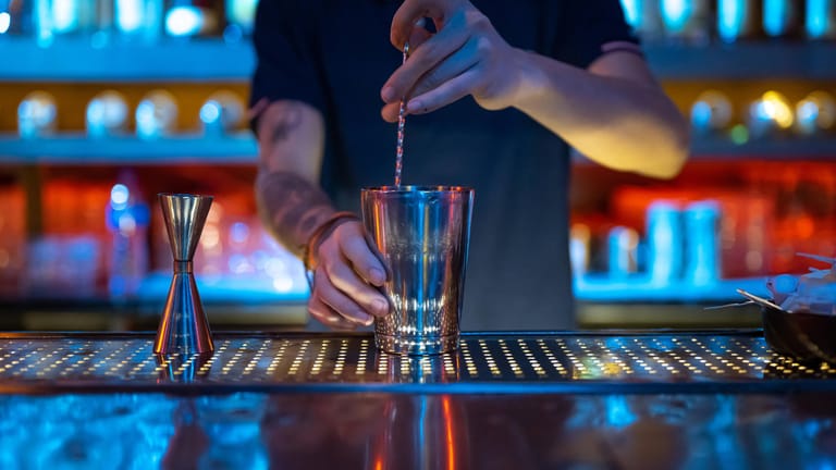 Ein Barkeeper bereitet einen Cocktail zu: Die Drinks in der "Balke"-Bar dürfen nur noch Geimpfte und Genesene genießen.