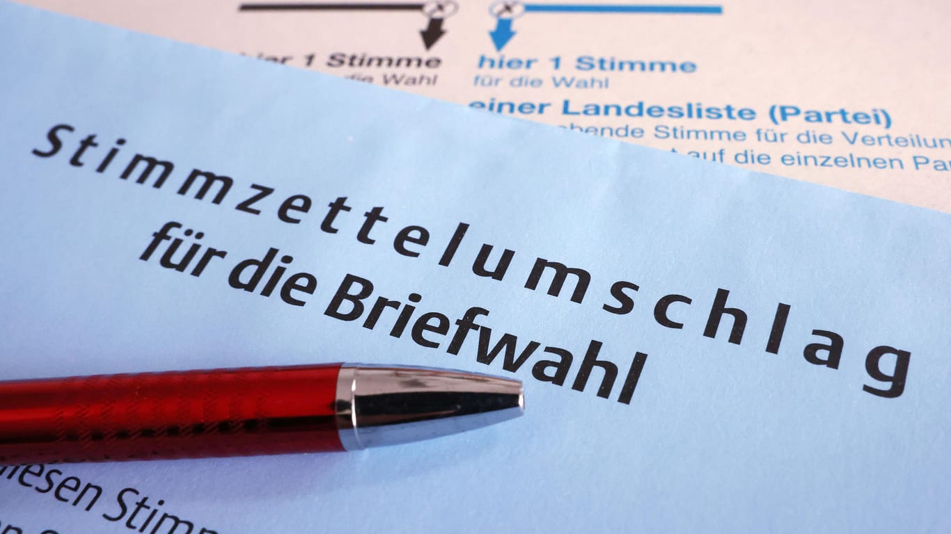 Ein Stimmzettel und ein Umschlag für die Briefwahl liegen auf einem Tisch (Symbolbild): Der Versand der Briefwahlunterlagen hat begonnen. Am 26. September findet die Bundestagswahl 2021 statt.