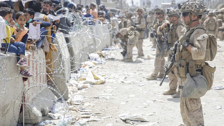 Soldaten bewachen den Kabuler Flughafen: Nur wer auf einer Liste steht, darf rein – theoretisch.