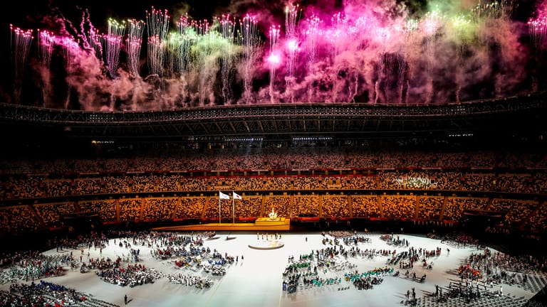 Ohne Zuschauer, aber mit viel Feuerwerk: Die Paralympics beginnen in Tokio.
