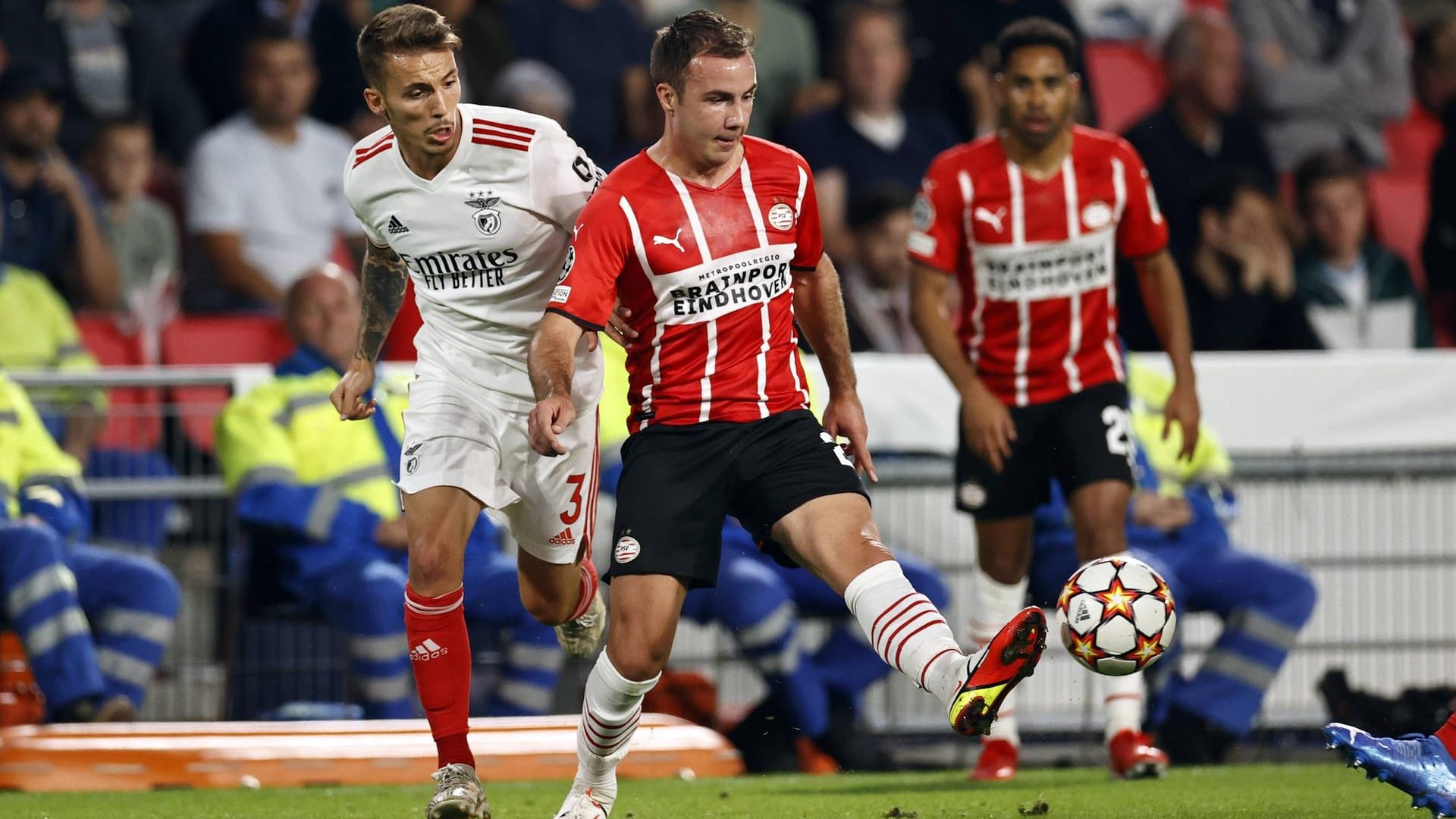 Alejandro Grimaldo (l.) versucht Mario Götze zu stoppen. Der deutsche WM-Held verpasste mit Eindhoven die Rückkehr in die Champions League.