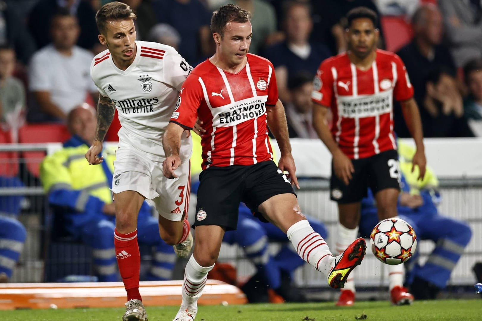 Alejandro Grimaldo (l.) versucht Mario Götze zu stoppen. Der deutsche WM-Held verpasste mit Eindhoven die Rückkehr in die Champions League.