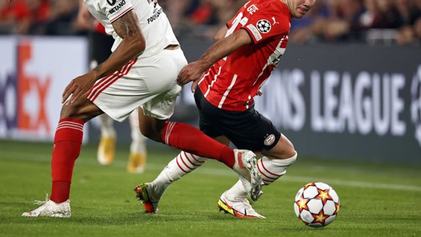 Verpasste mit Eindhoven gegen Benfica Lissabon die Königsklasse: Mario Götze (r).