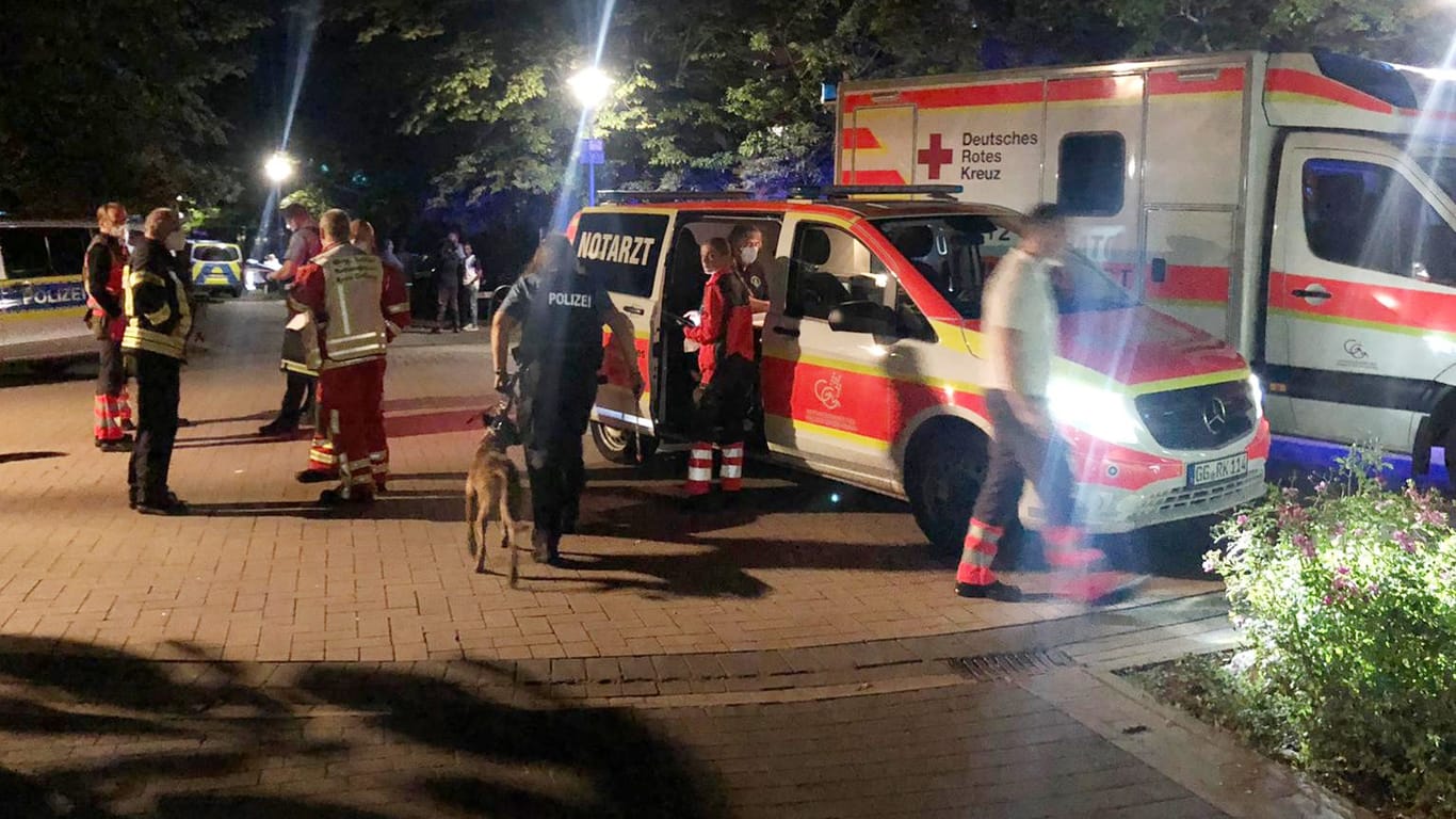 Polizisten stehen neben einem Krankenwagen: In Groß-Gerau wurde ein Mann von der Polizei erschossen.