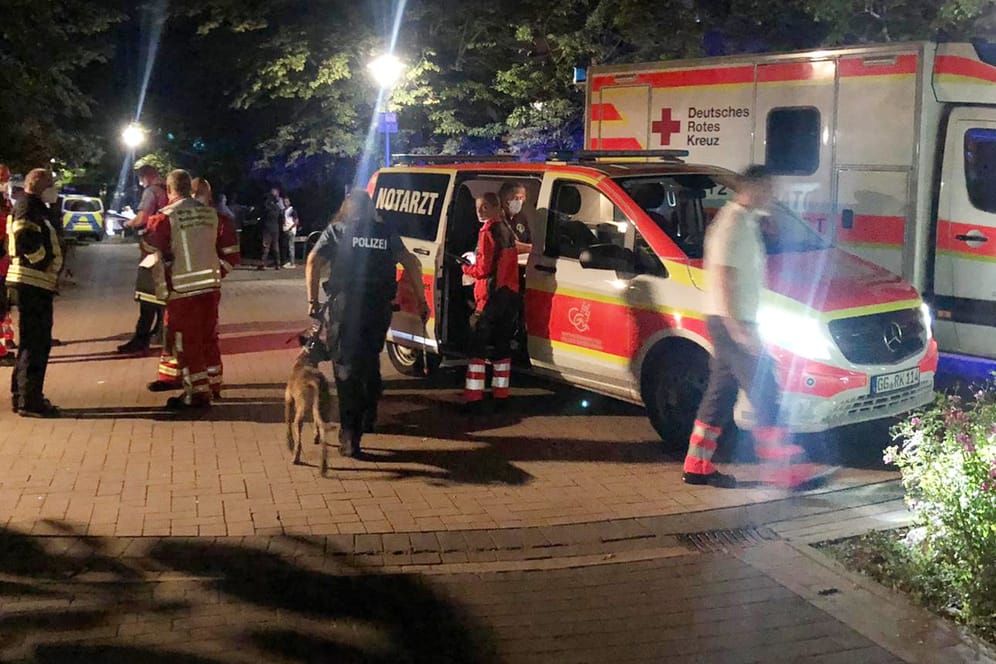 Polizisten stehen neben einem Krankenwagen: In Groß-Gerau wurde ein Mann von der Polizei erschossen.