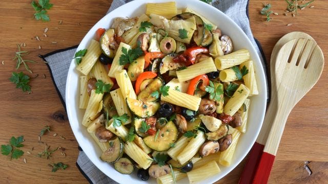 Antipasti-Salat: Grillgemüse, reichlich Knoblauch und geriffelte Röhrennudeln gehören hinein.