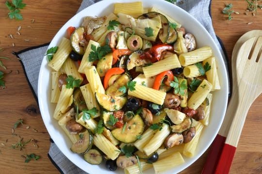 Antipasti-Salat: Grillgemüse, reichlich Knoblauch und geriffelte Röhrennudeln gehören hinein.