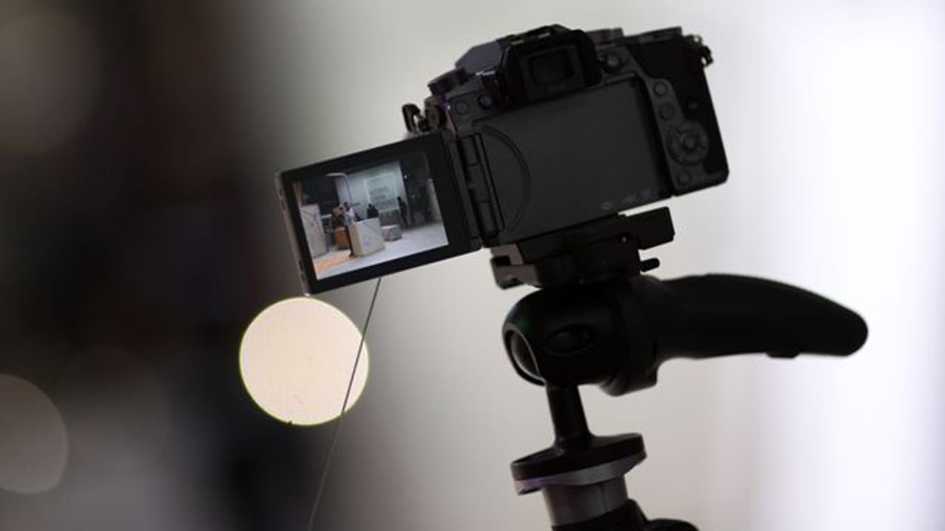 Eine spiegellose Systemkamera mit Wechselobjektiven ist für ambitionierte Hobbyfilmer eine gute Wahl.