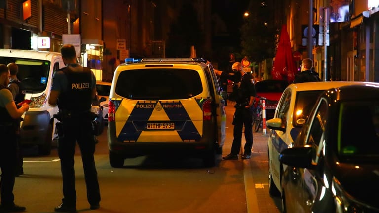 Der Tatort in Rödelheim: Die Polizei kam mit einem Großaufgebot und sperrte die Straße ab.