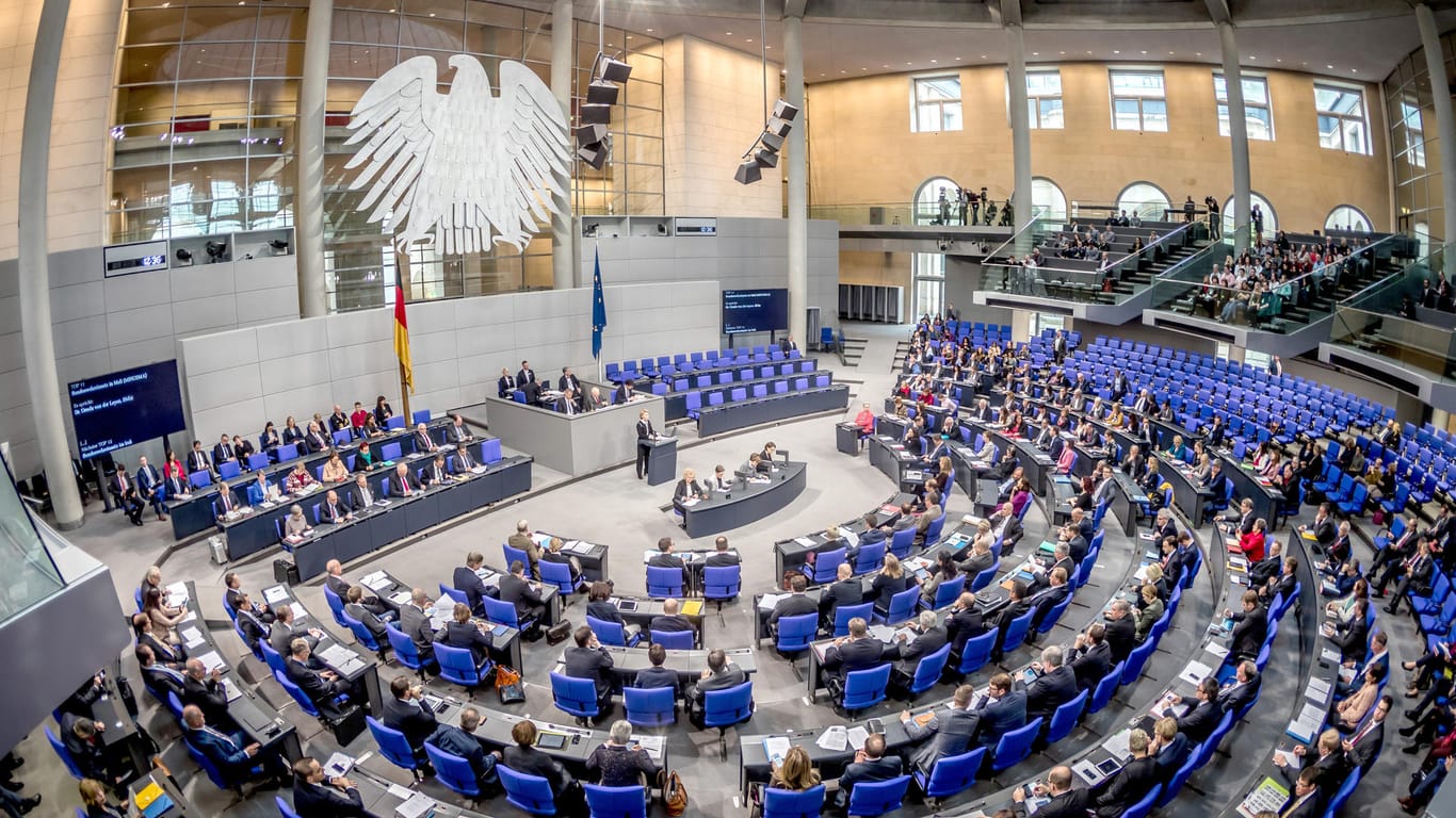 Plenarsaal des deutschen Bundestags: Heute entscheiden die Parlamentarier über eine Verlängerung der "epidemischen Lage von nationaler Tragweite". (Archivfoto)