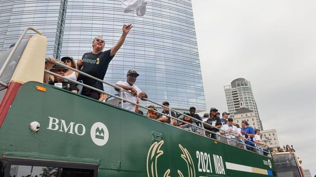 Mike Budenholzer (l) wird weiterhin Trainer der Milwaukee Bucks bleiben. Mike Budenholzer (l) wird weiterhin Trainer der Milwaukee Bucks bleiben.