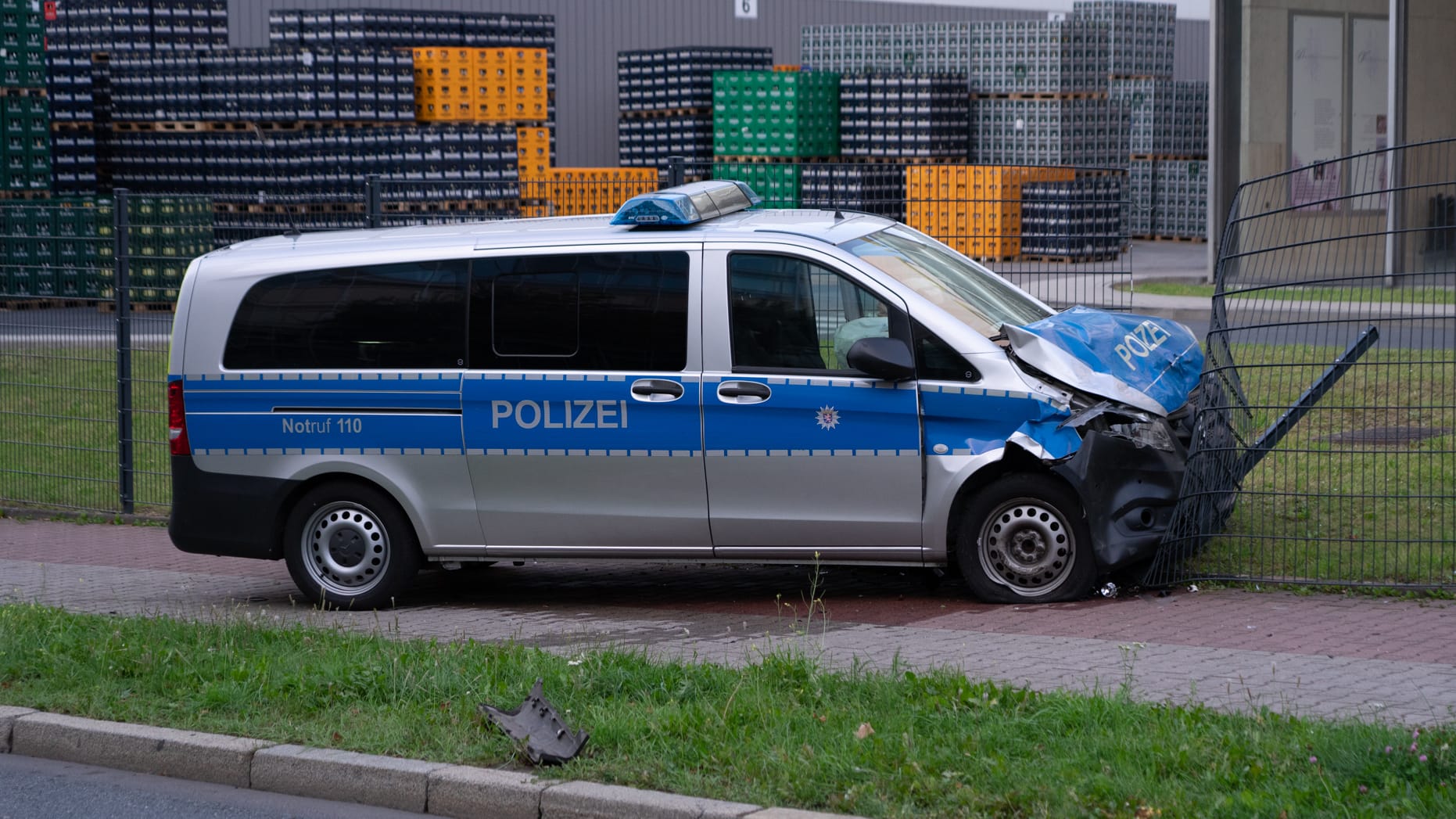 Der verunfallte Polizeiwagen: Er war mit Sirene unterwegs, als es zu dem Zusammenstoß kam.