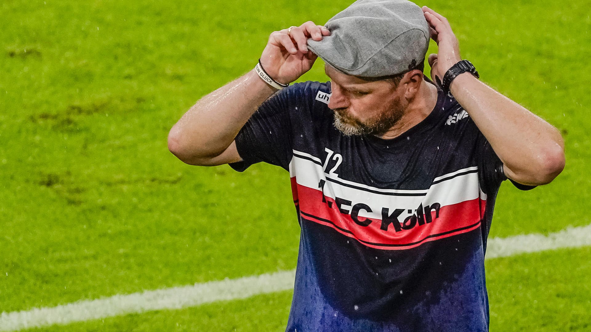 Köln-Trainer Steffen Baumgart rückt seine Kappe zurecht beim Spiel gegen den FC Bayern: Sieben Tage hat der 1. FC Köln noch, um auf dem Transfermarkt etwas zu bewegen.