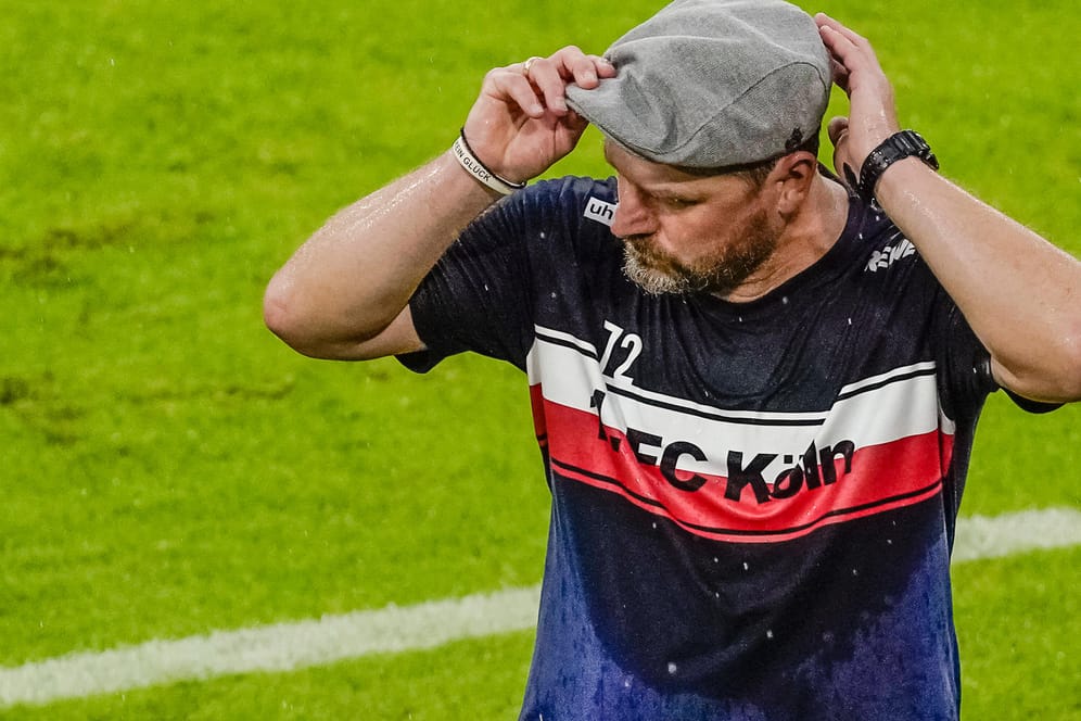 Köln-Trainer Steffen Baumgart rückt seine Kappe zurecht beim Spiel gegen den FC Bayern: Sieben Tage hat der 1. FC Köln noch, um auf dem Transfermarkt etwas zu bewegen.