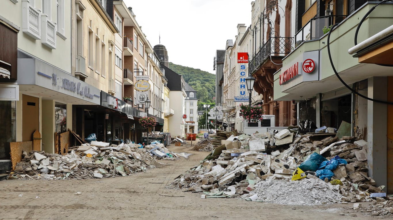 Zerstörte Einkaufsstraße in Bad Neuenahr: Erst Wochen nach der Katastrophe wird die tatsächliche Schadenhöhe deutlich.