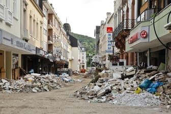 Zerstörte Einkaufsstraße in Bad Neuenahr: Erst Wochen nach der Katastrophe wird die tatsächliche Schadenhöhe deutlich.