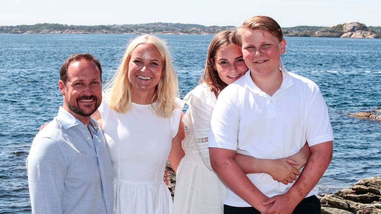 Kronprinz Haakon von Norwegen (l-r), Kronprinzessin Mette-Marit von Norwegen und ihre Kinder Prinzessin Ingrid Alexandra und Prinz Sverre Magnus 2019 in Kristiansand.