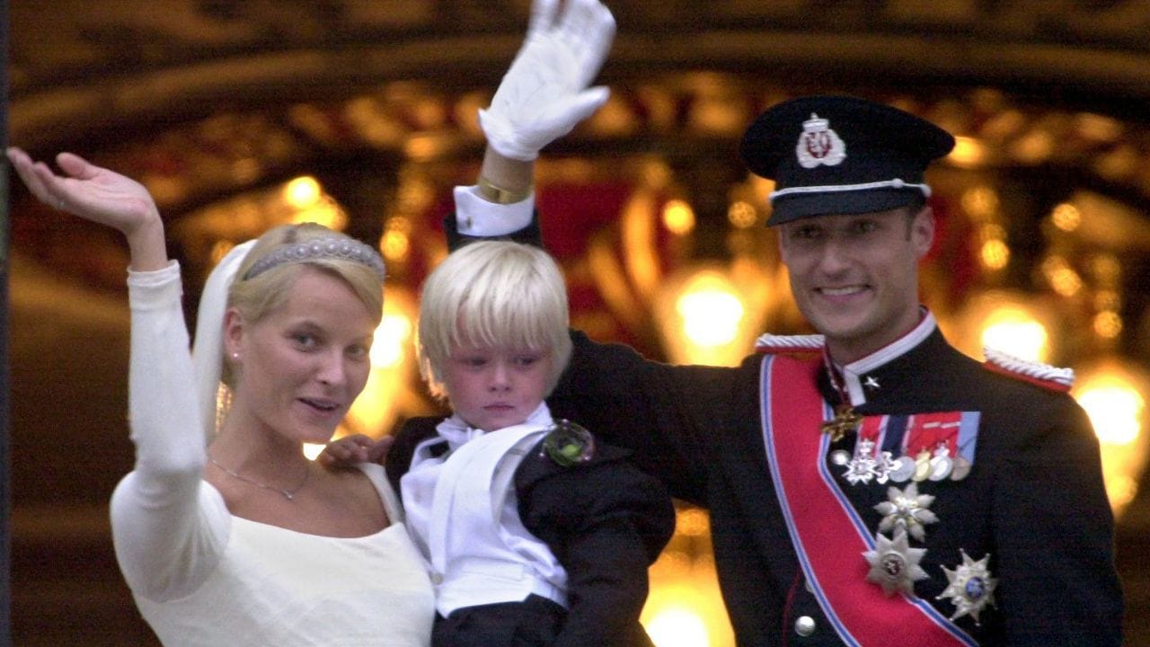 Kronprinz Haakon und Kronprinzessin Mette-Marit gemeinsam mit Marius, dem damals vierjährigen Sohn von Mette-Marit, nach ihrer Hochzeit.