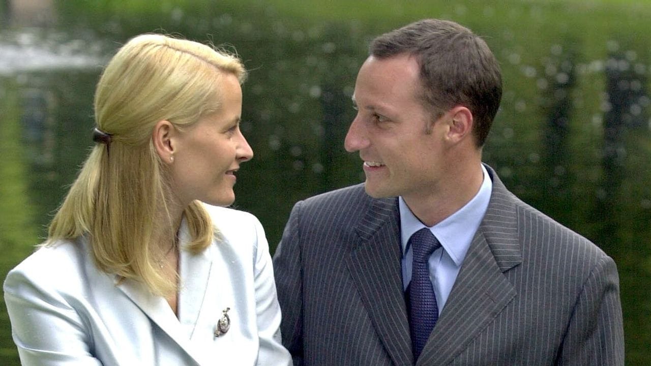 Kronprinz Haakon und seine damalige Verlobte Mette-Marit Tjessem-Höiby drei Tage vor ihrer Hochzeit im Park des Königspalastes.