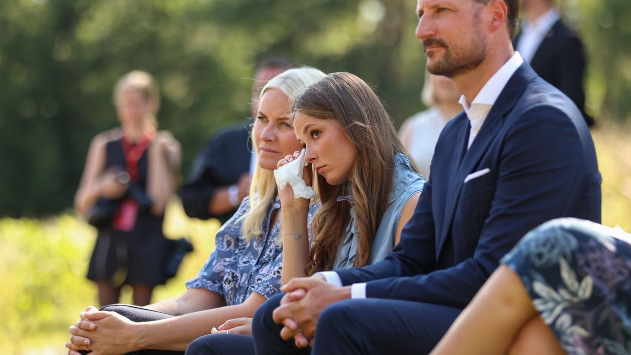 Kronprinzessin Mette-Marit von Norwegen (l-r), Prinzessin Ingrid Alexandra und Kronprinz Haakon von Norwegen bei einer Gedenkfeier am zehnten Jahrestag der Terroranschläge.