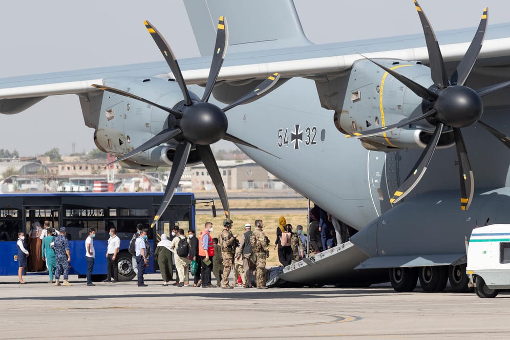 Ankunft eines Flugzeugs der Bundeswehr von Afghanistan in Usbekistan: Die Rettungsflüge enden wohl schon in dieser Woche.