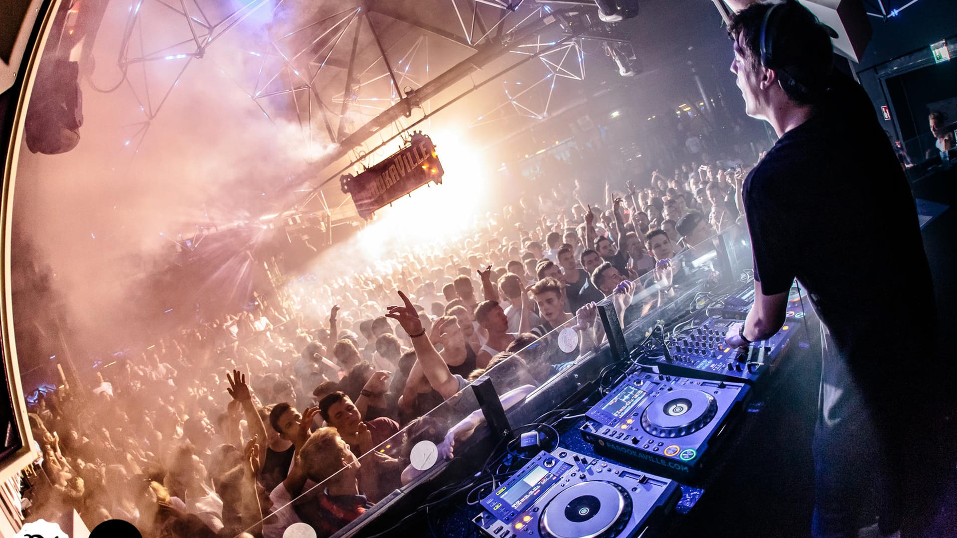 Das DJ-Duo DVBB im Bootshaus – vor Corona (Archivbild): Im "DJ Mag"-Ranking ist der Kölner Club am Rhein wieder ganz vorne mit dabei. Das DJ-Duo DVBB im Bootshaus – vor Corona (Archivbild): Im "DJ Mag"-Ranking ist der Kölner Club am Rhein wieder ganz vorne mit dabei.