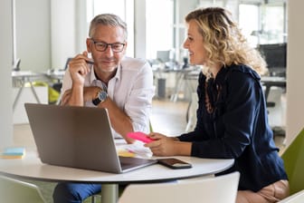 Kollegen im Büro (Symbolbild): Den Deutschen sind faire Löhne im Wirtschaftssystem besonders wichtig, zeigt eine aktuelle Studie.